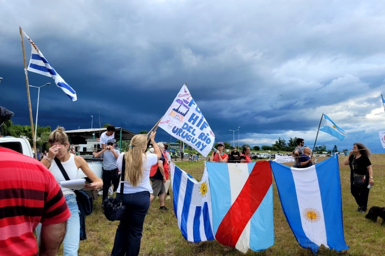 Vecinos y ambientalistas marcharon contra HIF Global y advierten sobre un "conflicto inminente"