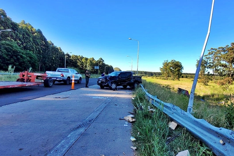 Esquivó a un vehículo que circulaba a contramano por la Autovía 14 y terminó impactando contra un poste