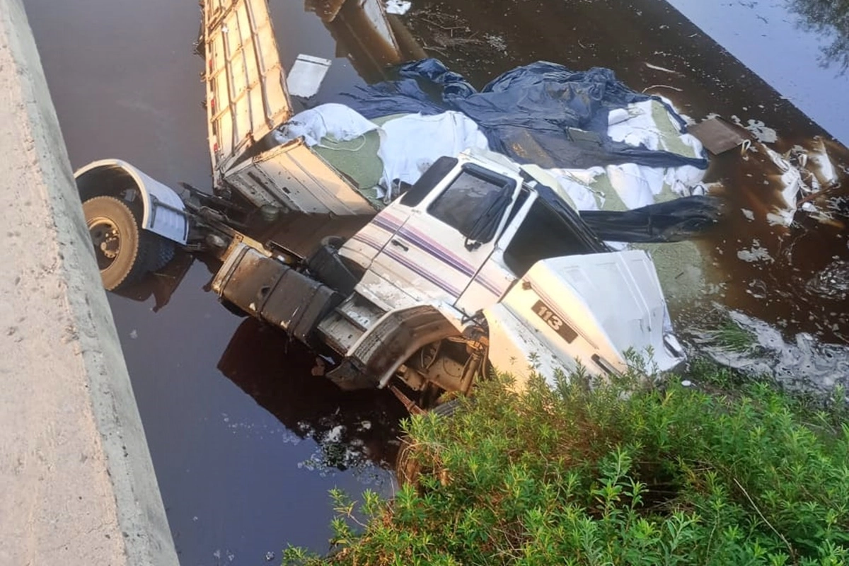 El camión quedó semisumergido en el arroyo