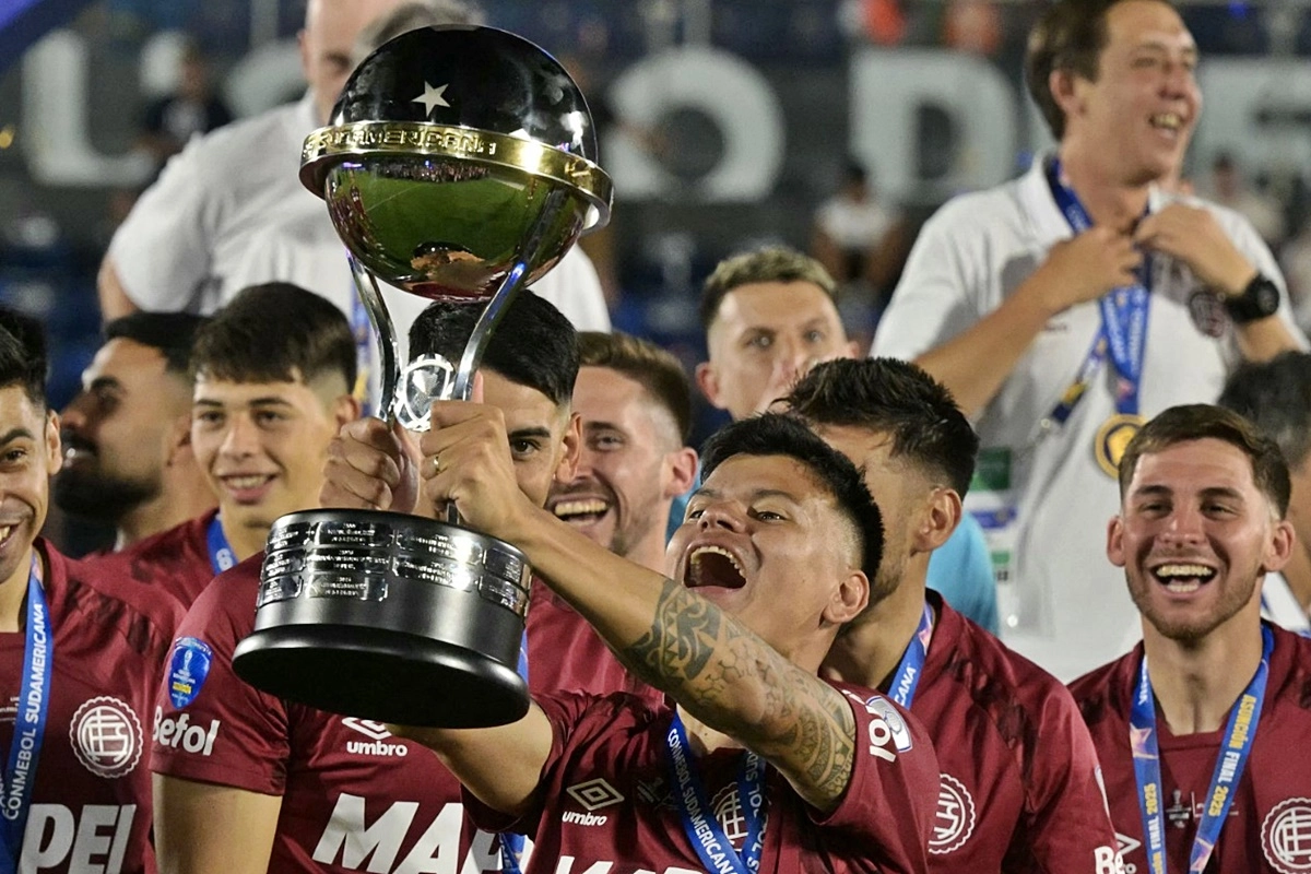 Walter Bou levantando la Copa Sudamericana