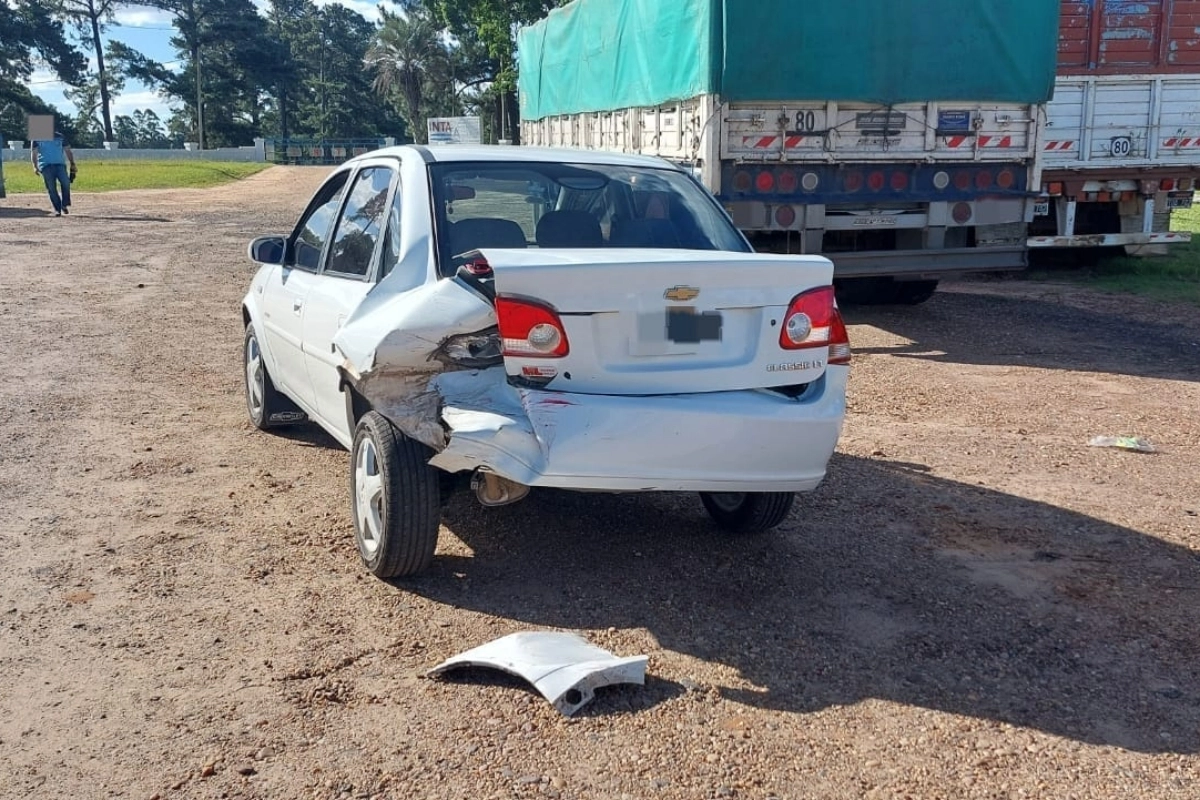 Uno de los vehículos fue impactado por detrás al reducir la velocidad.