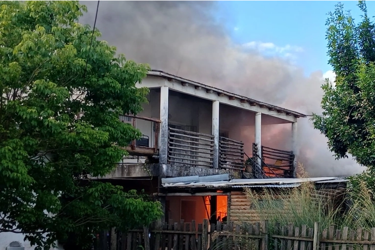 Un incendio provoc&oacute; importantes da&ntilde;os a un complejo de caba&ntilde;as en Concordia