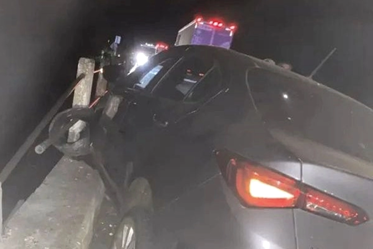 Una ambulancia trasladó a los pescadores hacia el hospital.