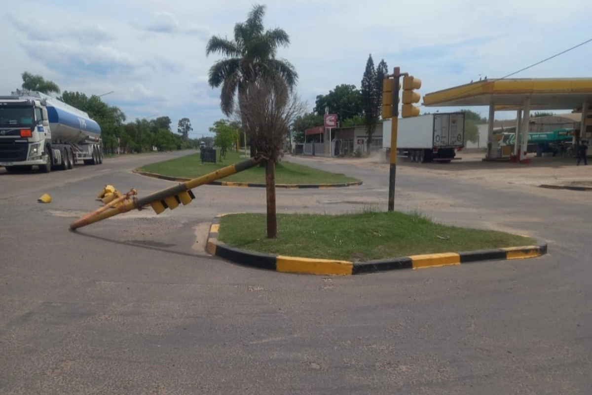 El cami&oacute;n impact&oacute; el sem&aacute;foro y se dio a la fuga.