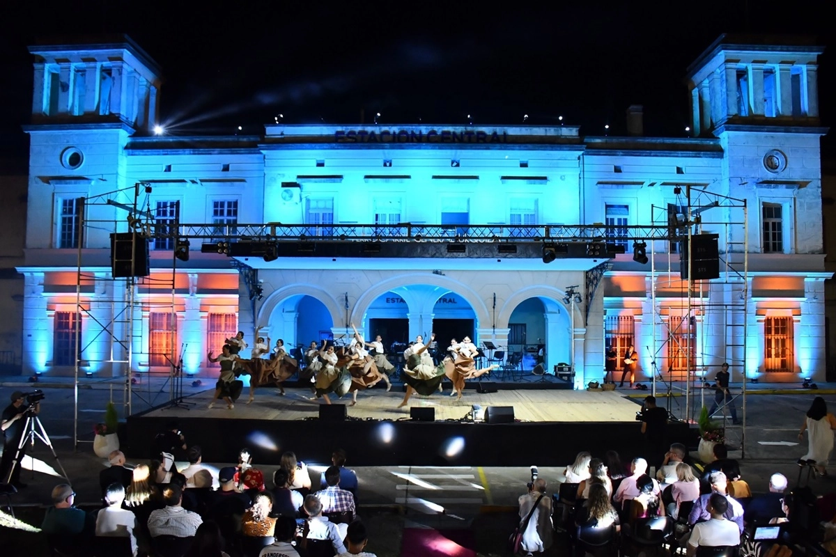Acompañó la celebración espectáculos de danzas, arte y música.