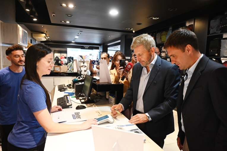 Sidecreer lanzó su nueva tarjeta con una red de pagos propia