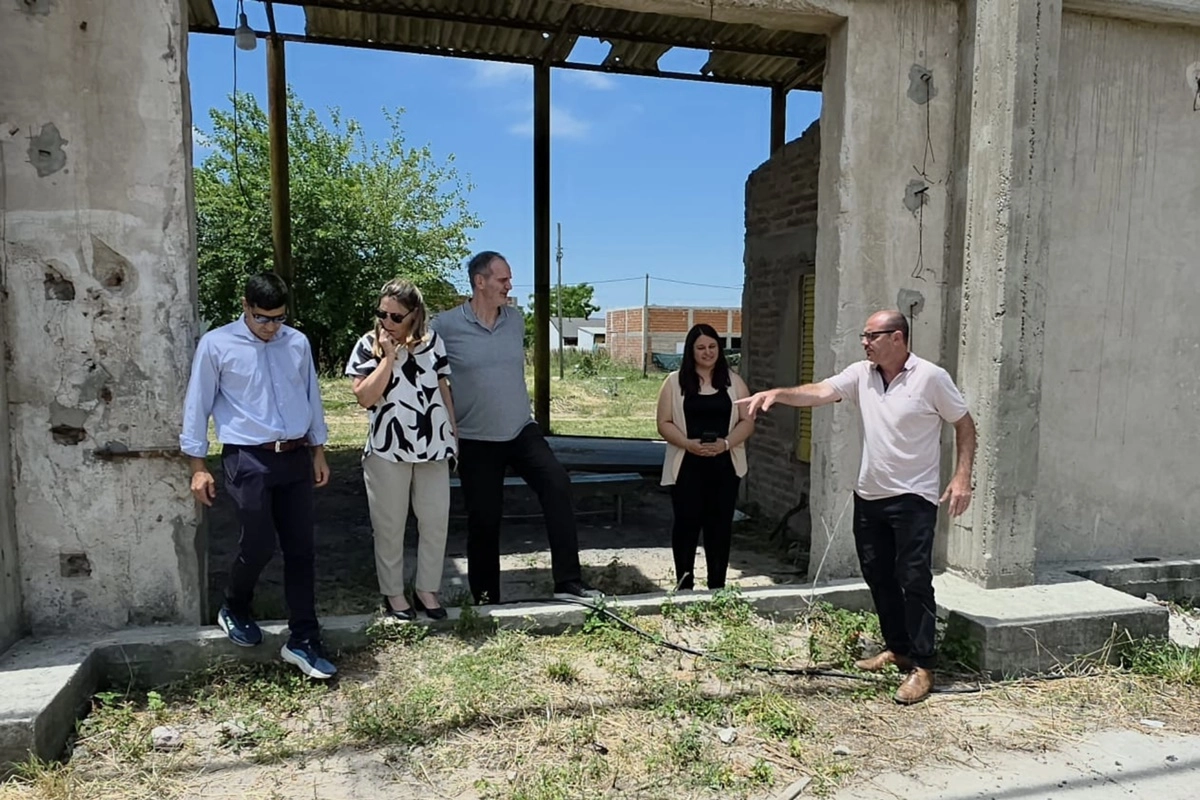 Se entregó un aporte no reintegrable destinado al arreglo del playón de básquet.