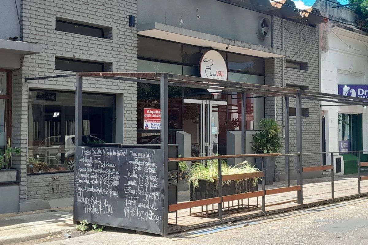 El tradicional resto con cartel de alquiler y las promociones que solían vender.