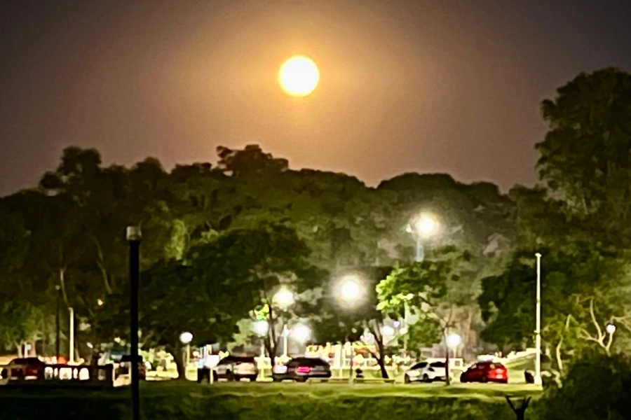 La luna sobre la denominada Zona Verde en la costanera de Conocordia