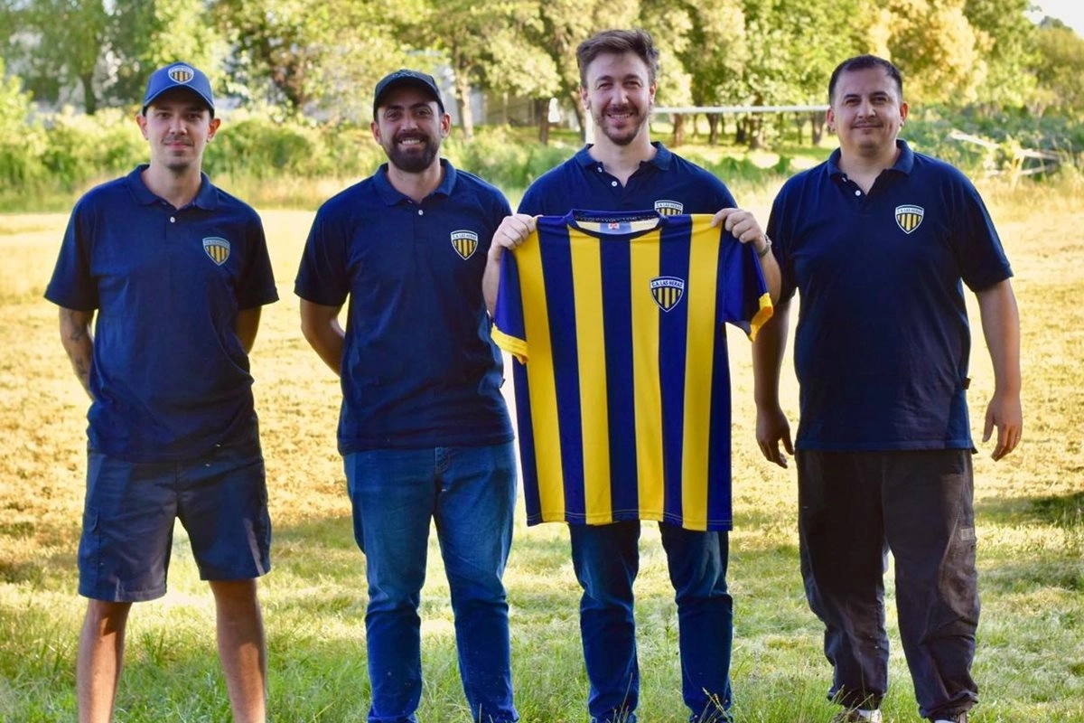 El Presidente Gabriel Enguelberg sosteniendo la nueva camisera de la institución.