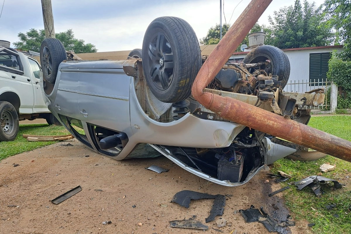 El vehículo terminó con sus cuatro ruedas hacia arriba