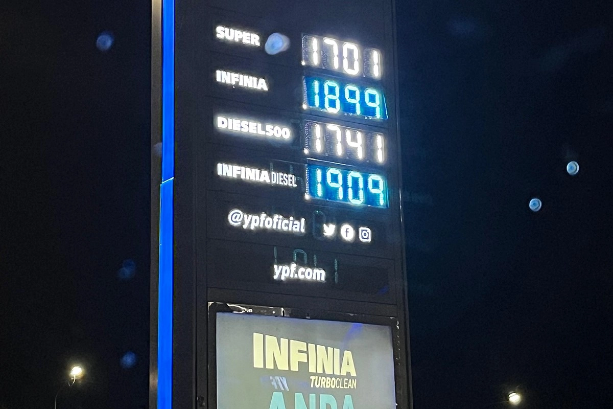 Una de las pizarras concordienses de YPF en la noche de este lunes.