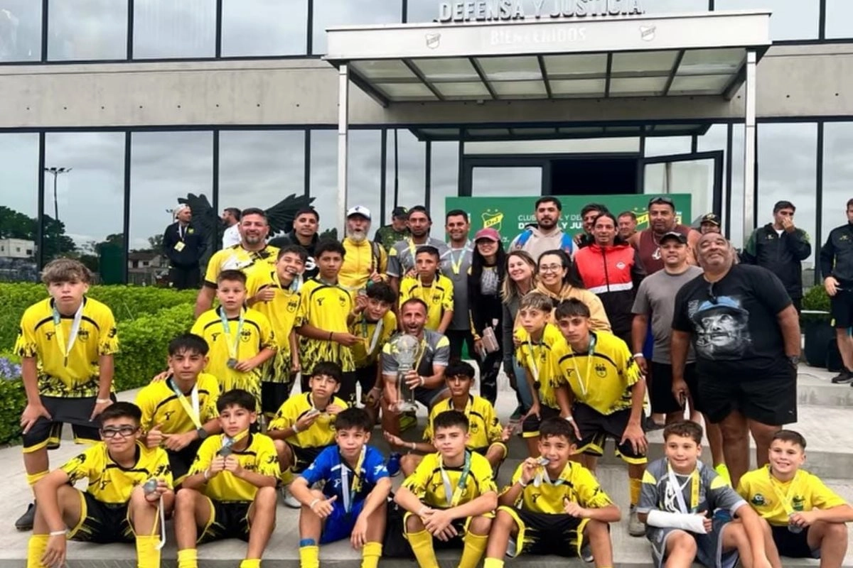 Los chicos del "Canario" en las puertas del predio "Campeones del Mundo".