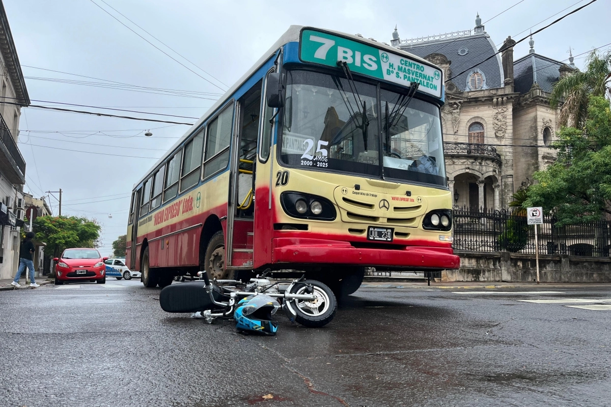 El accidente ocurrió durante la lluviosa mañana de este lunes.