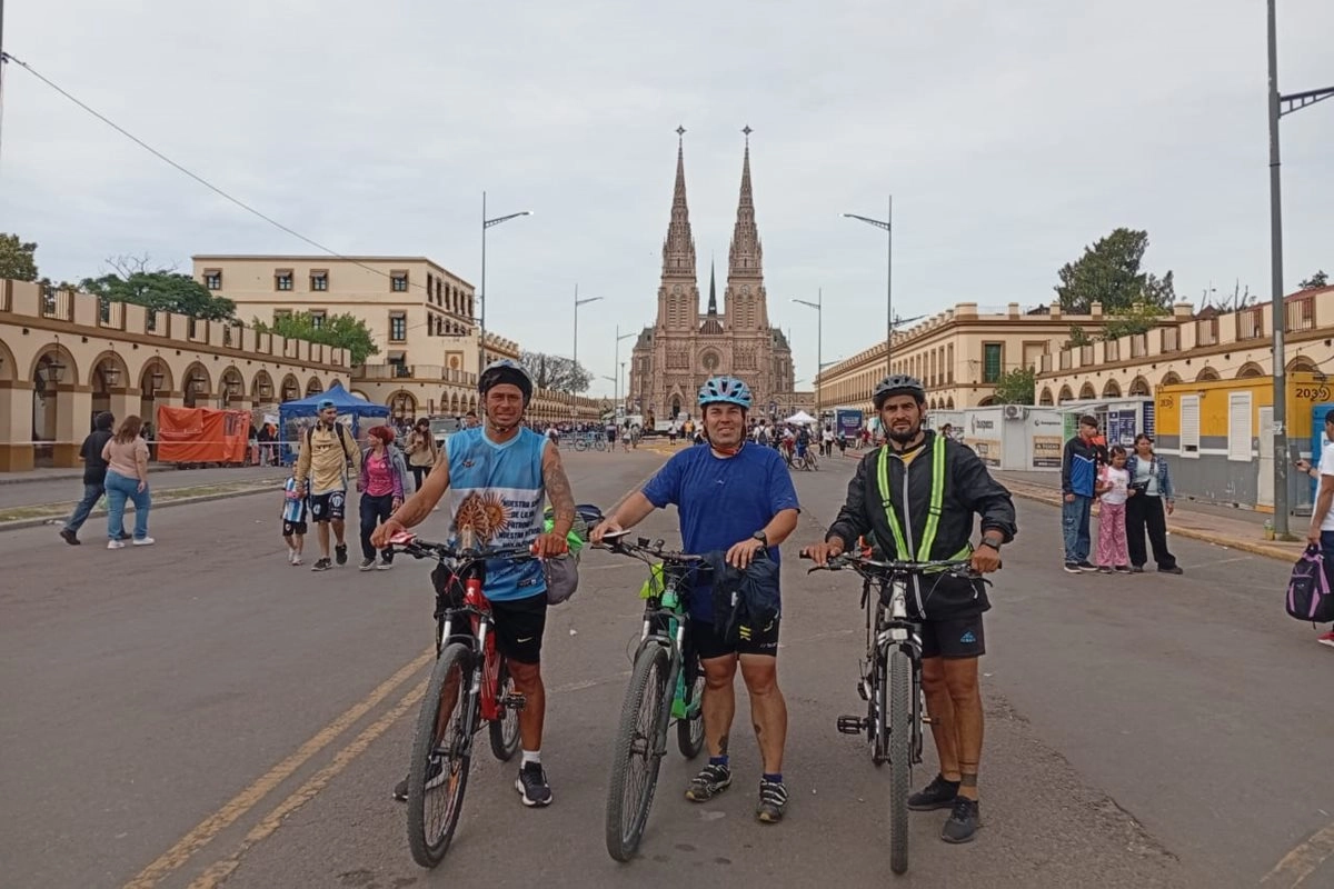 El arribo de los tres concordienses a la Basílica de Luján.