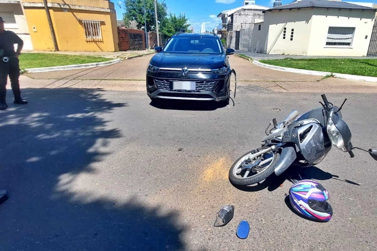 El conductor de la moto debió ser hospitalizado.