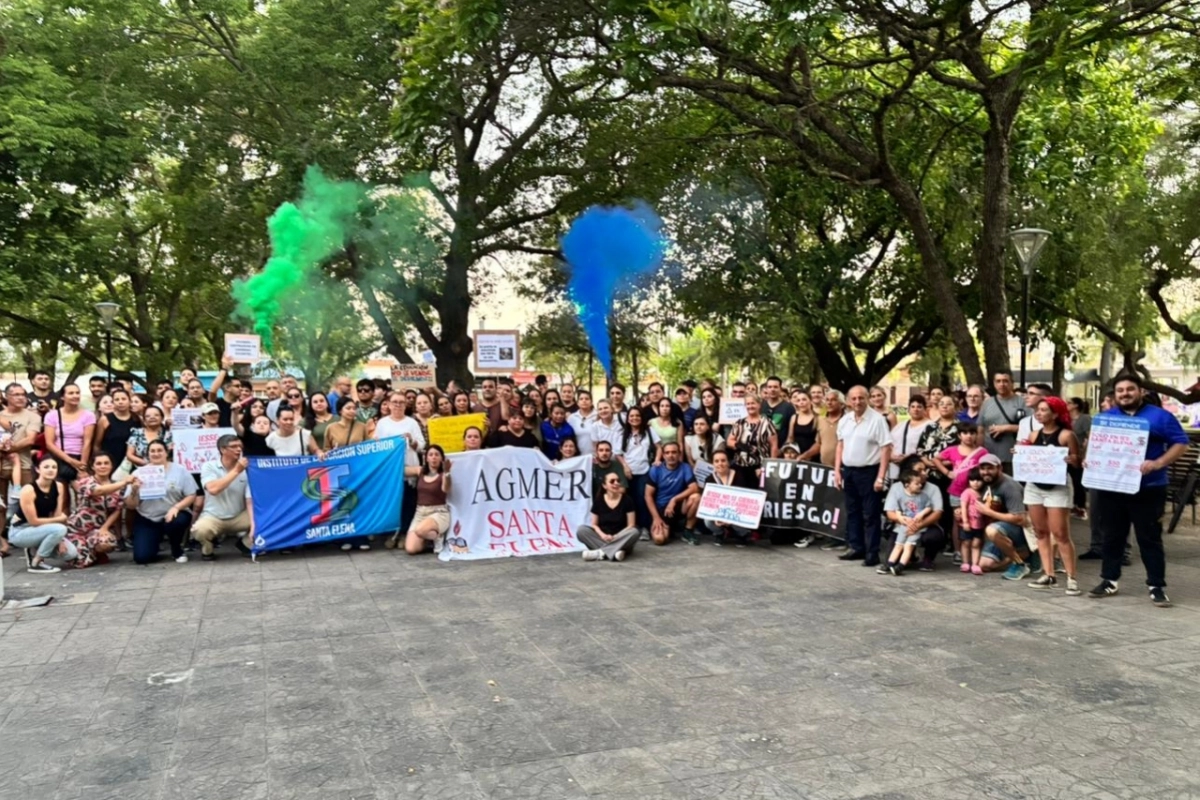 La comunidad educativa de Santa Elena se uniò a la protesta provincial.