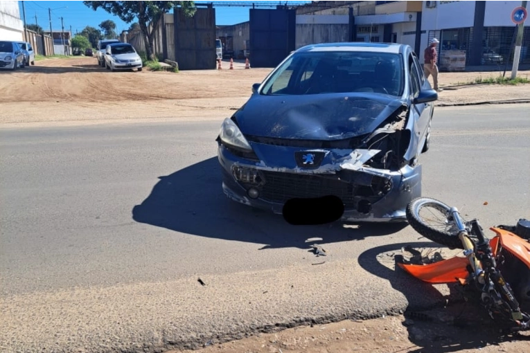 Un auto dobló en plena avenida y fue chocado por una moto que venía en dirección contraria
