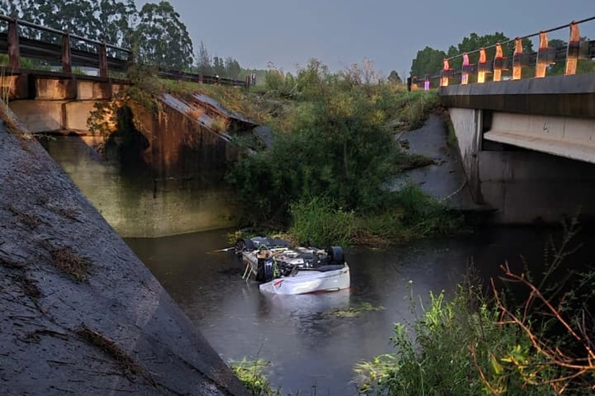 Tras perder el control, el auto cay&oacute; al arroyo.