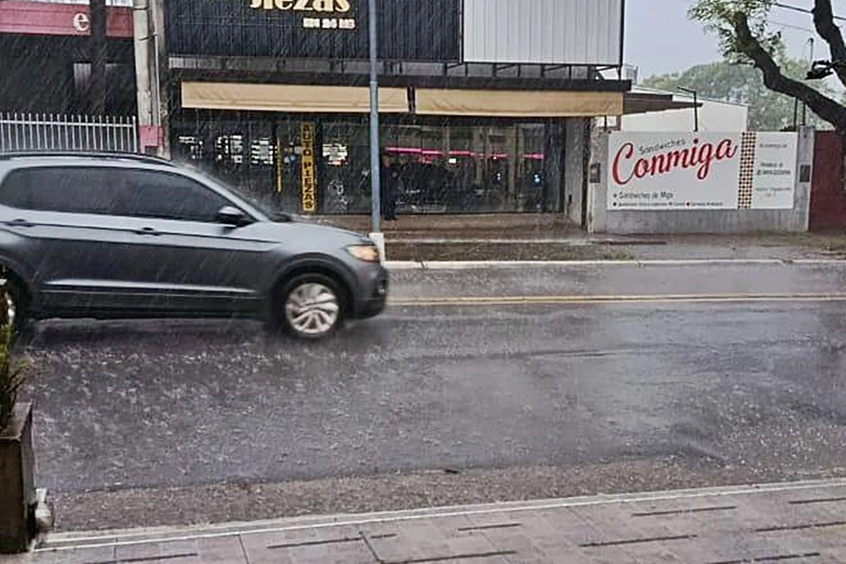 La avenida Eva Perón al momento de la copiosa lluvia de este lunes por la mañana.