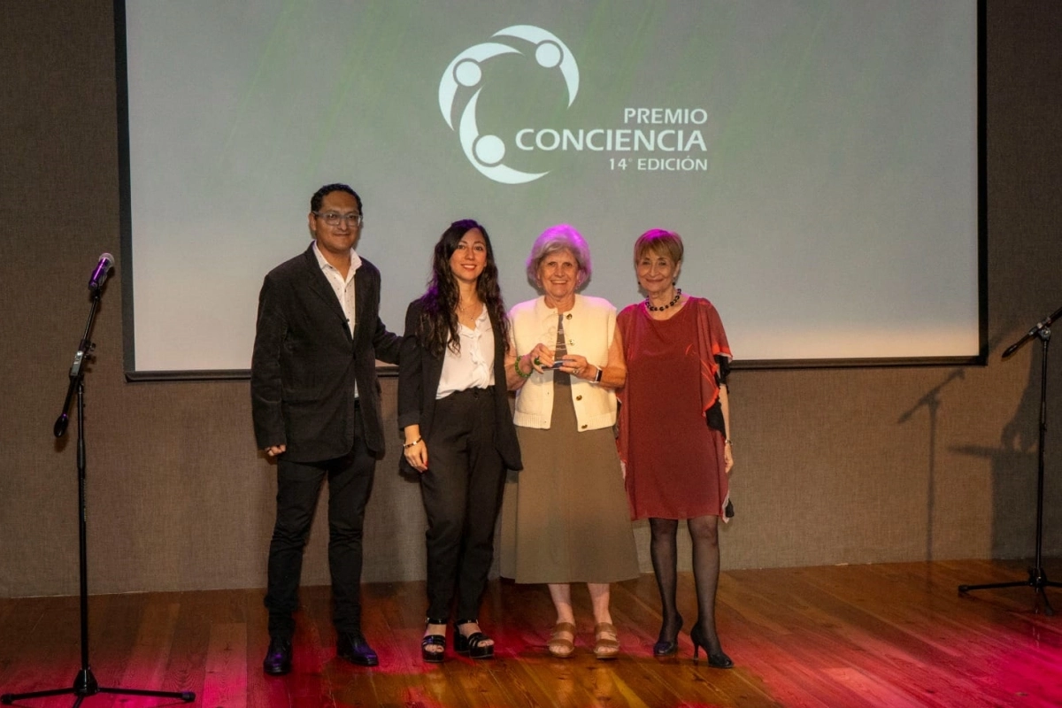 La Dra. Hilda Callegaro, Presidente de las cuatro Fundaciones de Grupo Petersen, recibi&oacute; el premio..