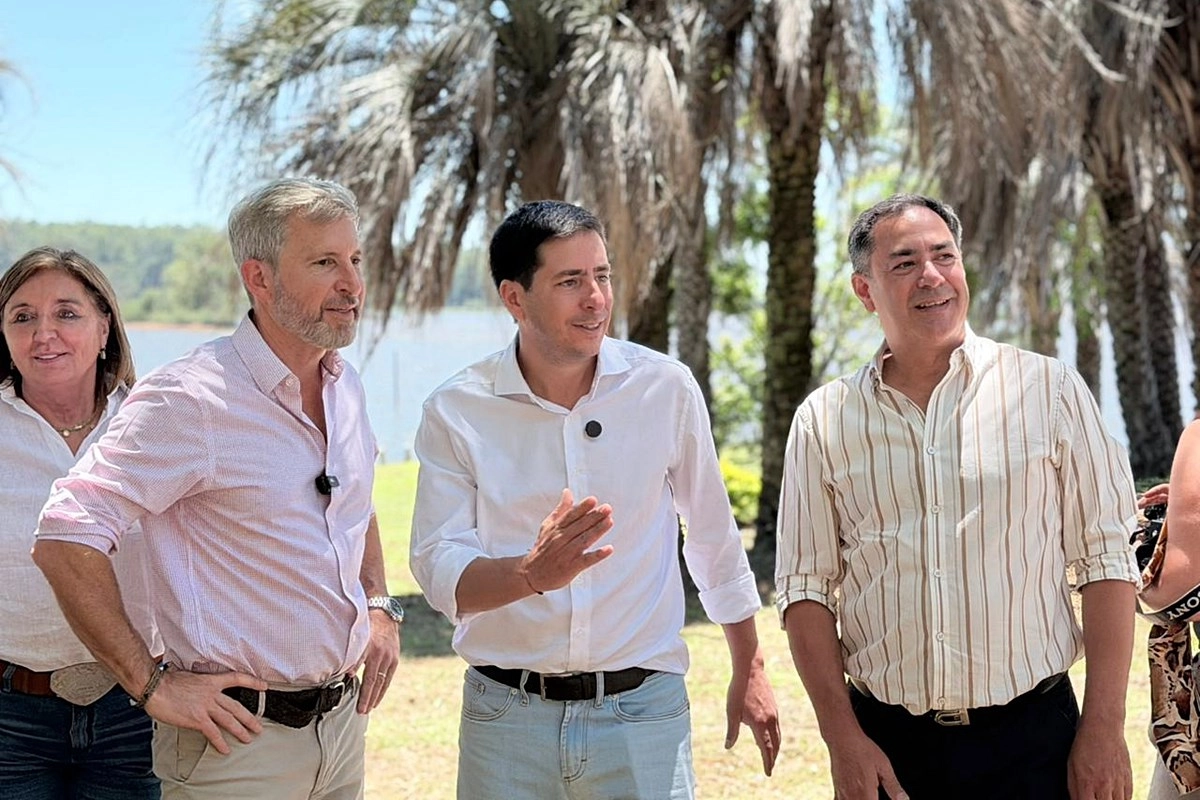 Frigerio, Colello y Cristina, en la recorrida por el camping Las Palmeras