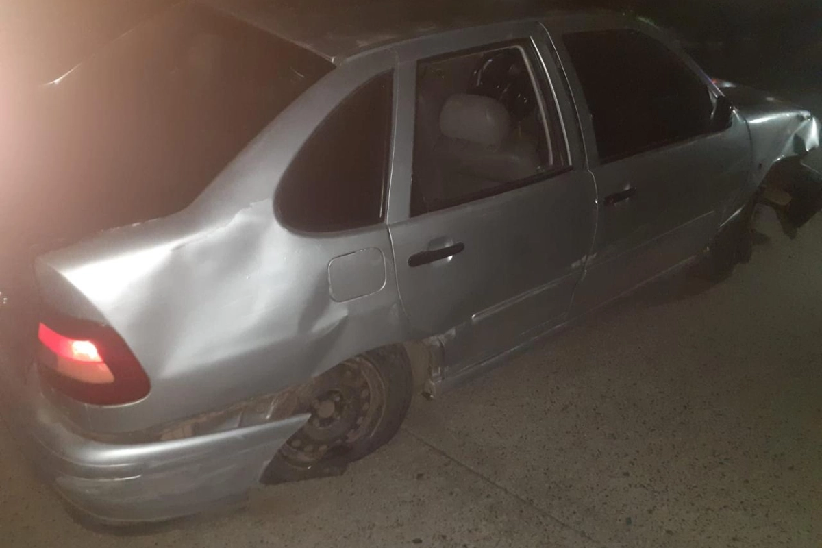 El veh&iacute;culo perdi&oacute; el control tras reventar uno de sus neum&aacute;ticos.