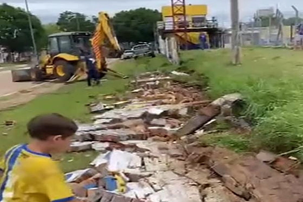 Muro perimetral del Club Nebel ca&iacute;do por las fuertes tormentas en Concordia