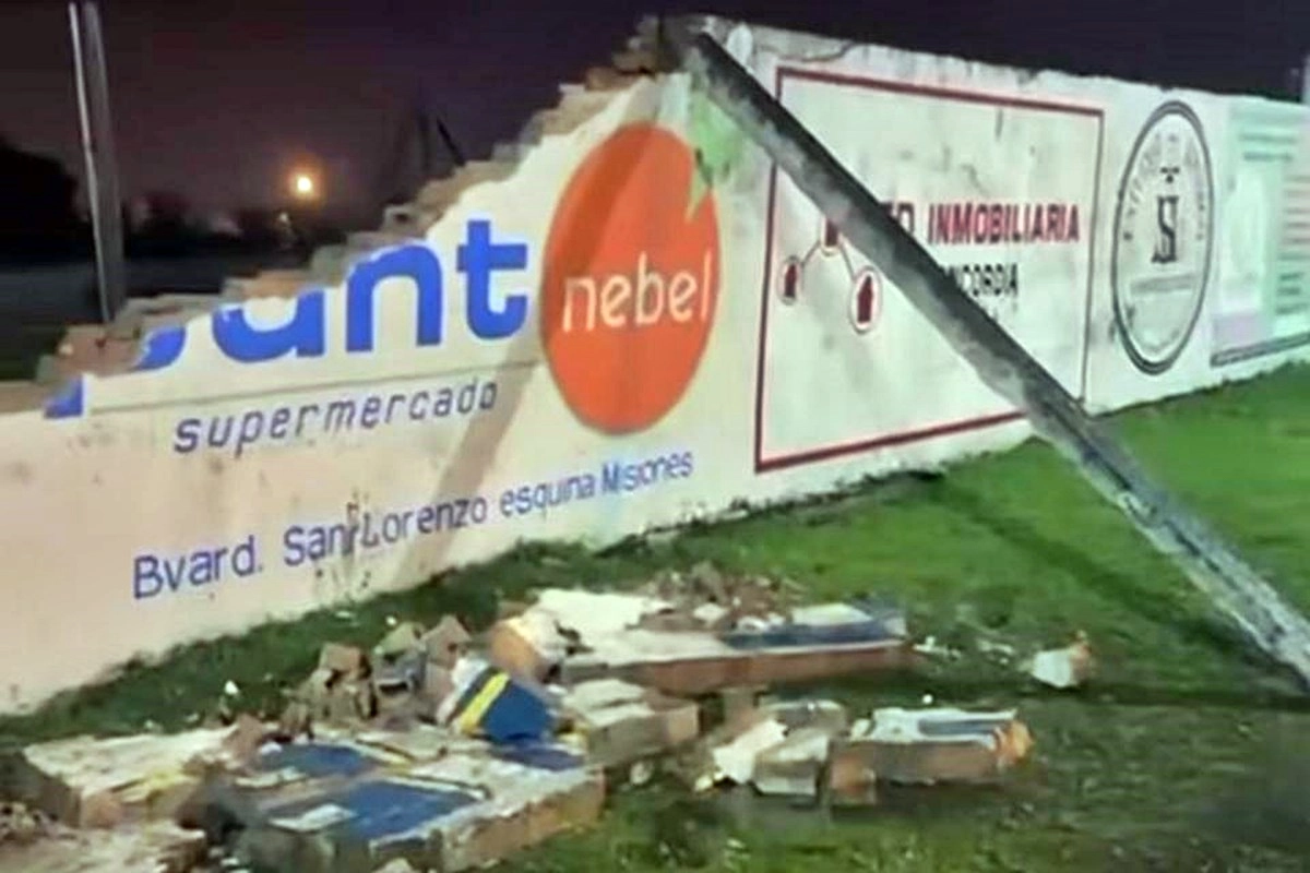 Muro perimetral del Club Nebel ca&iacute;do por las fuertes tormentas en Concordia