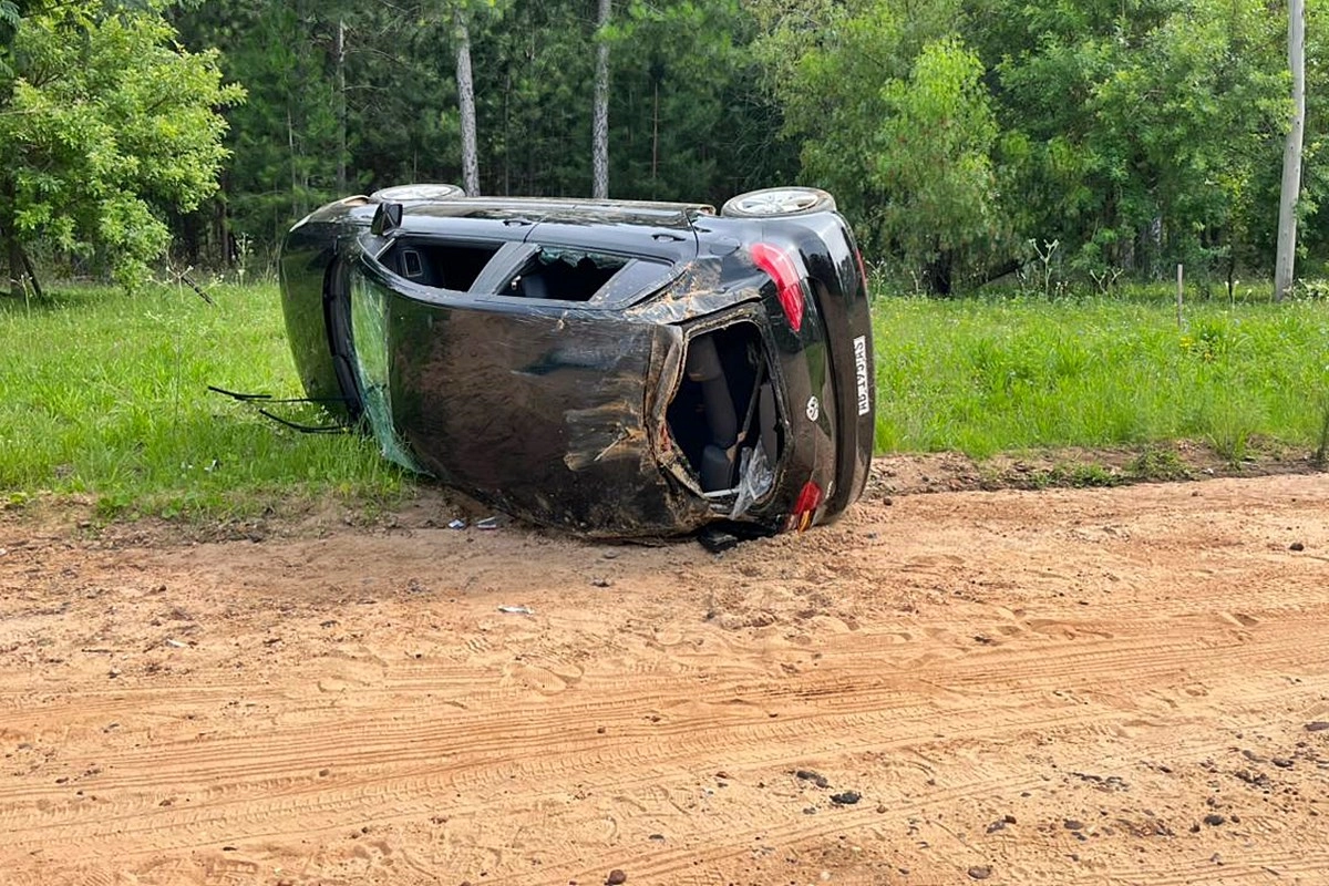 El veh&iacute;culo qued&oacute; volcado sobre uno de sus laterales