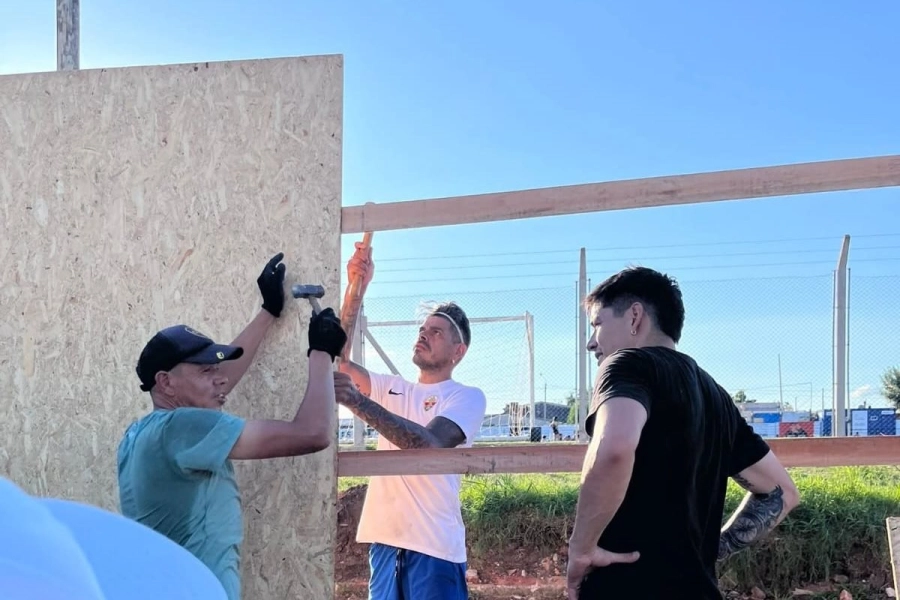 Gonz&aacute;lez junto a Bou en la construcci&oacute;n del muro provisorio.