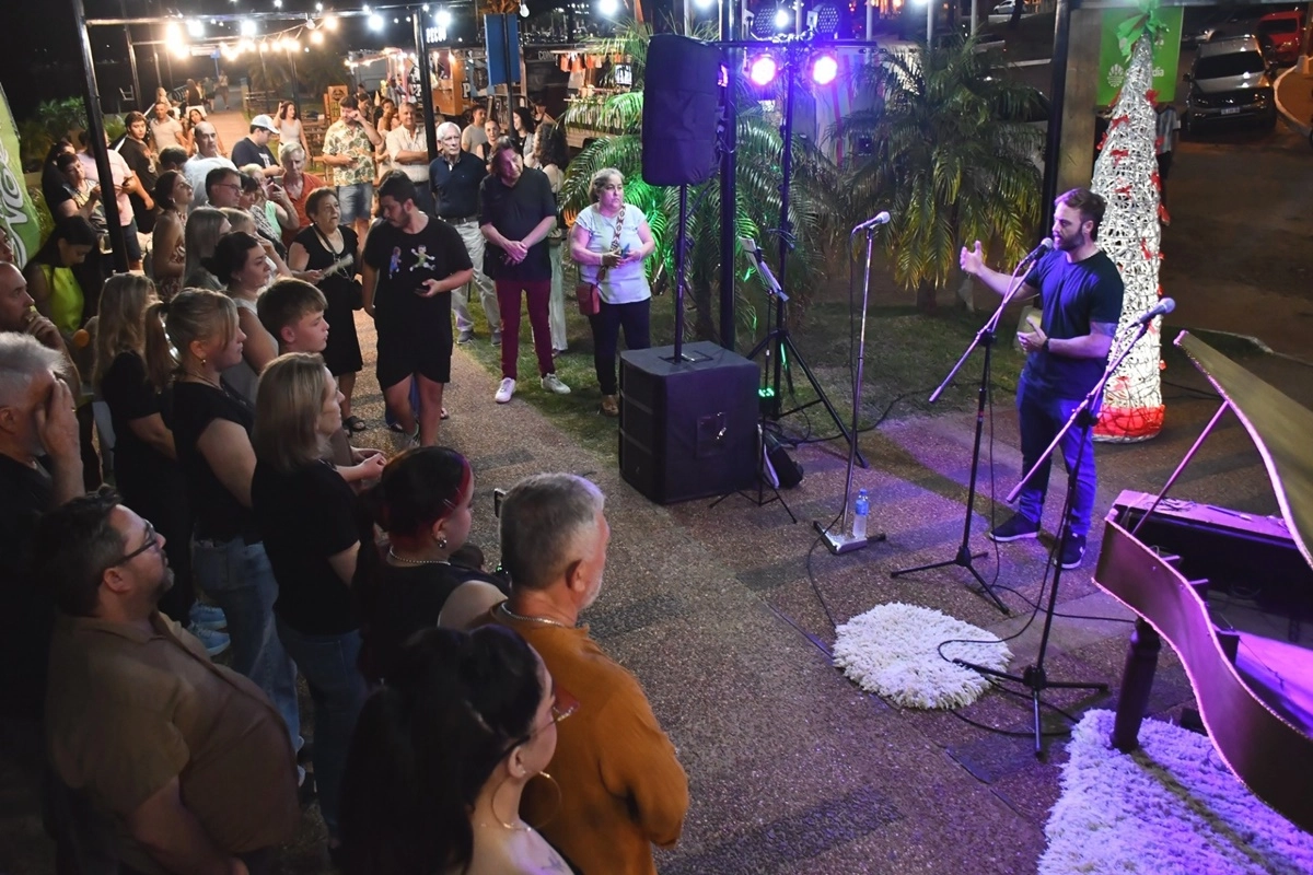 El espacio cuenta con gastronom&iacute;a, tragos y m&uacute;sica a la vera del r&iacute;o Uruguay.