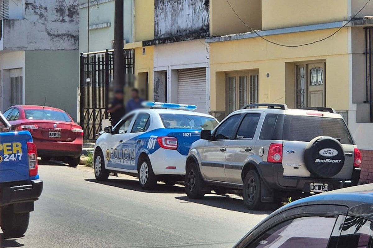 La polic&iacute;a frente al domicilio del macabro hallazgo