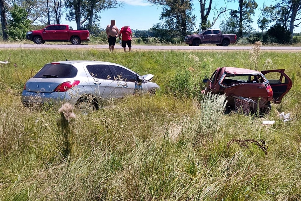 Los dos veh&iacute;culos terminaron sobre la banquina