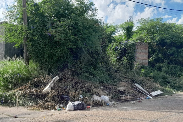 Vecinos del barrio Lezca alertan por una esquina abandonada con pastizales y residuos