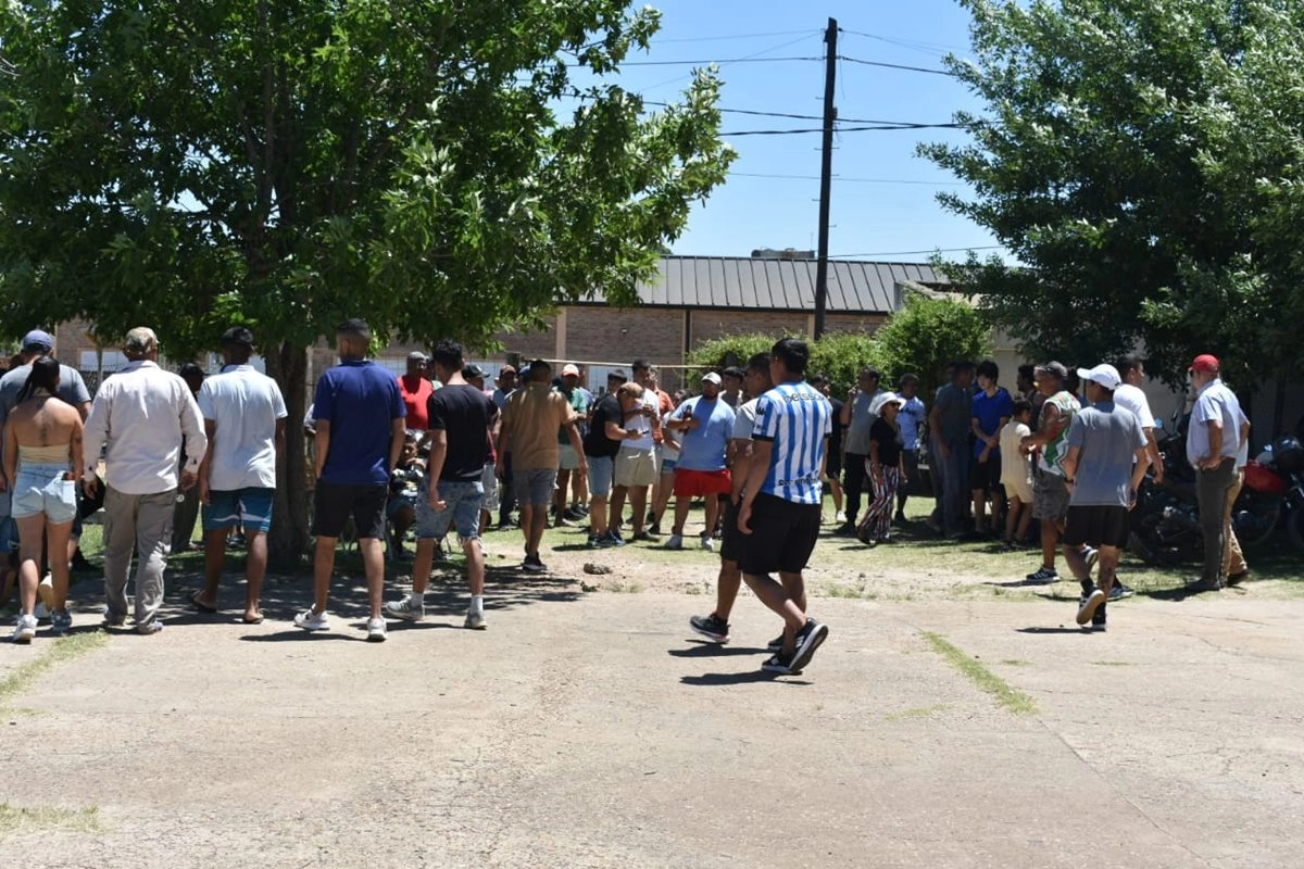 Alcidez Camejo brind&oacute; explicaciones a trabajadores de la fruta por la situaci&oacute;n del gremio.