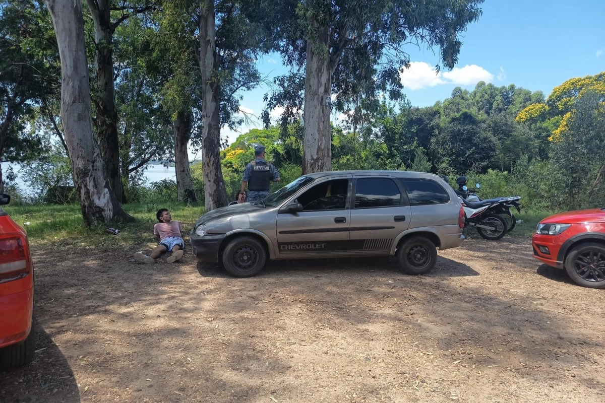 Prefectura detuvo a tres personas e incaut&oacute; un automovil.