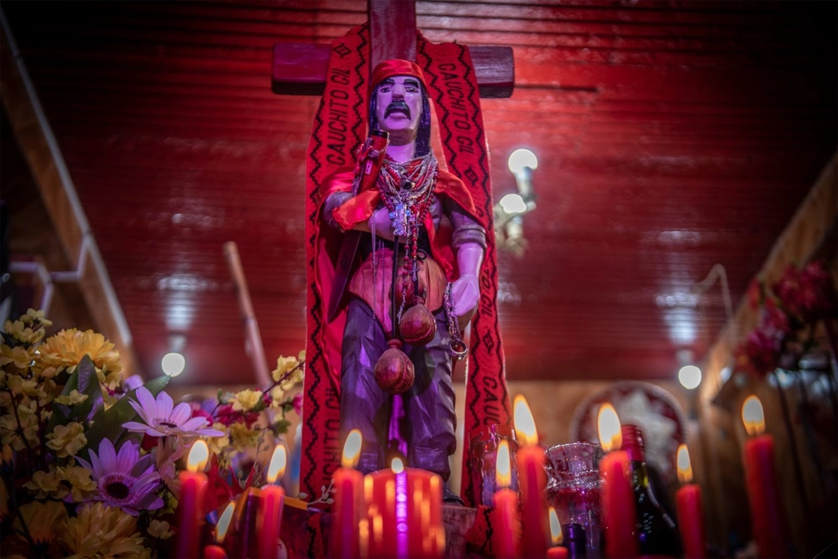El santuario se llen&oacute; de velas, banderas rojas, ofrendas y promesas