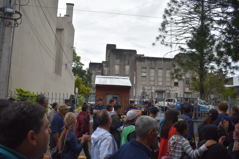 La protesta municipal se llev&oacute; a cabo ante un fuerte operativo policial
