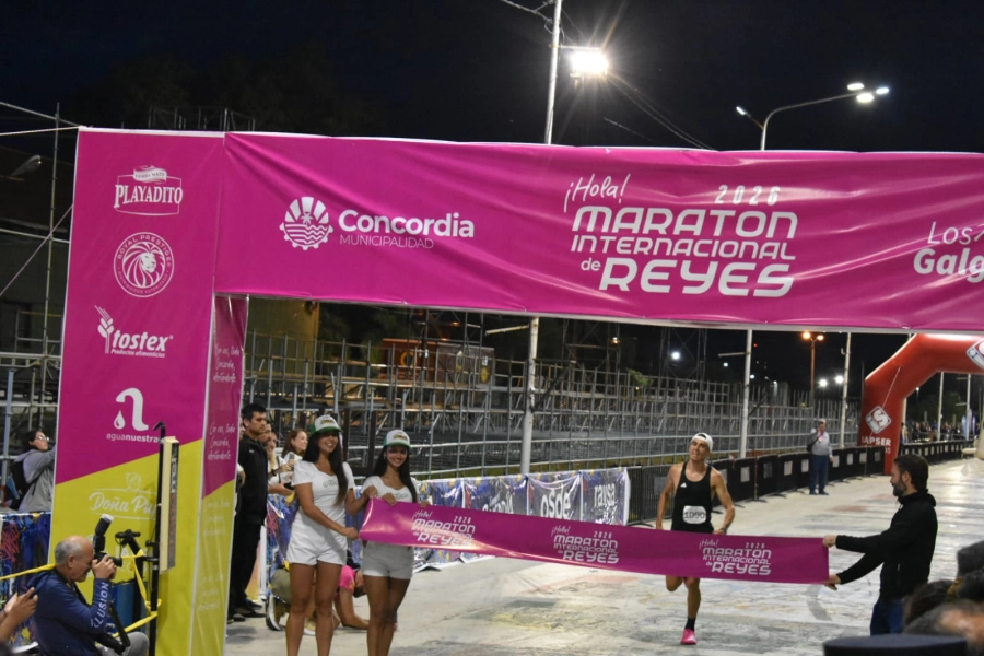 Momento en el que Franco atraves&oacute; la meta.