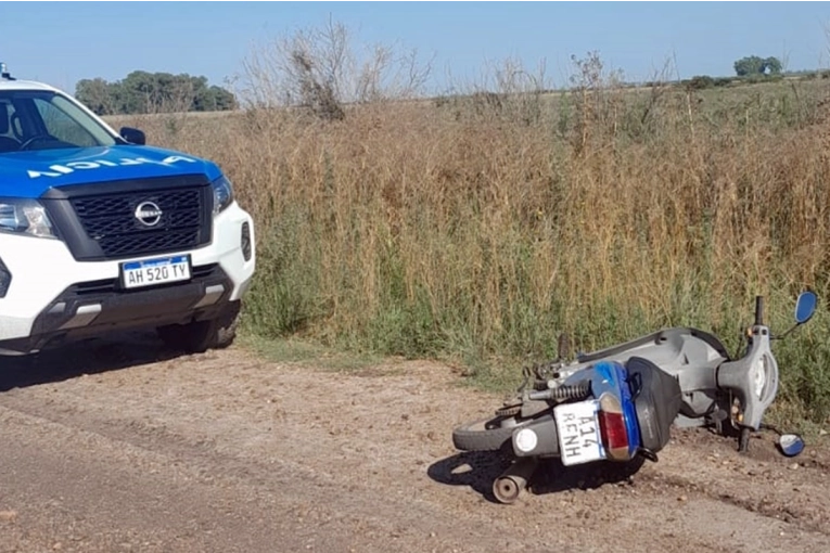 Una mujer oriunda del departamento Concordia despistó con su moto en un camino rural