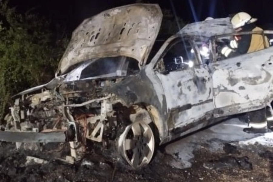 El veh&iacute;culo se incendi&oacute; por completo.