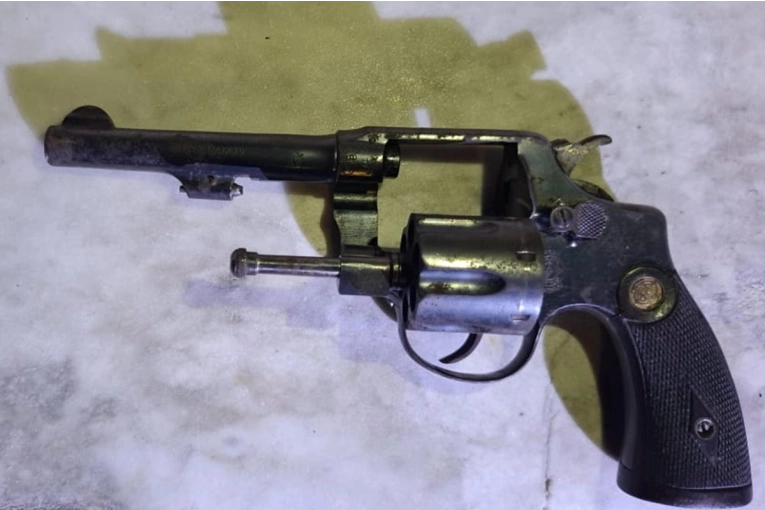Secuestraron un arma tras un conflicto vecinal por ruidos molestos en la zona céntrica