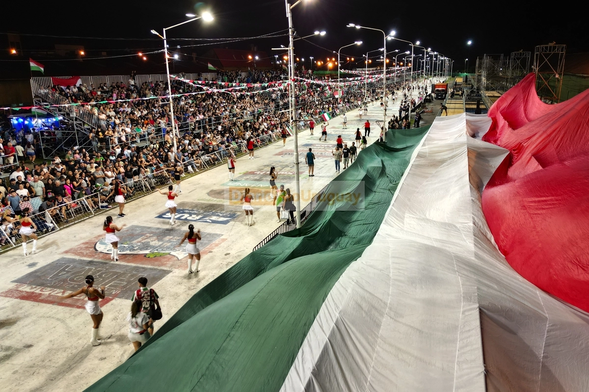 Las cuatro comparsas pudieron ponerse a punto en el escenario de la fiesta.