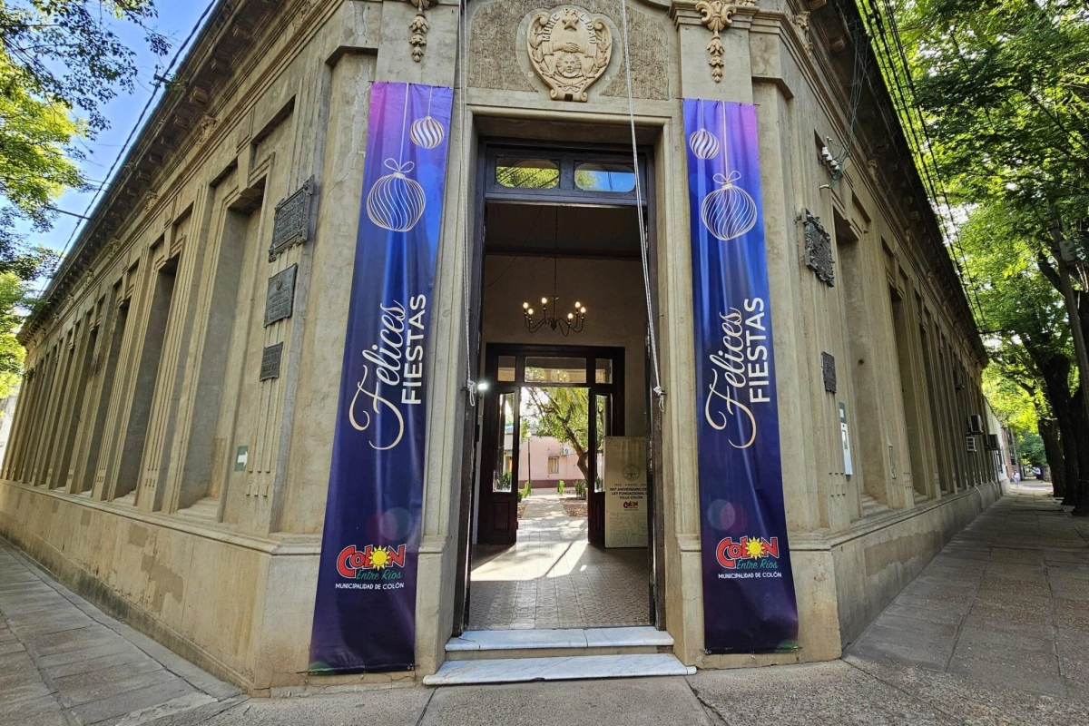 Frente de la municipalidad de Col&oacute;n