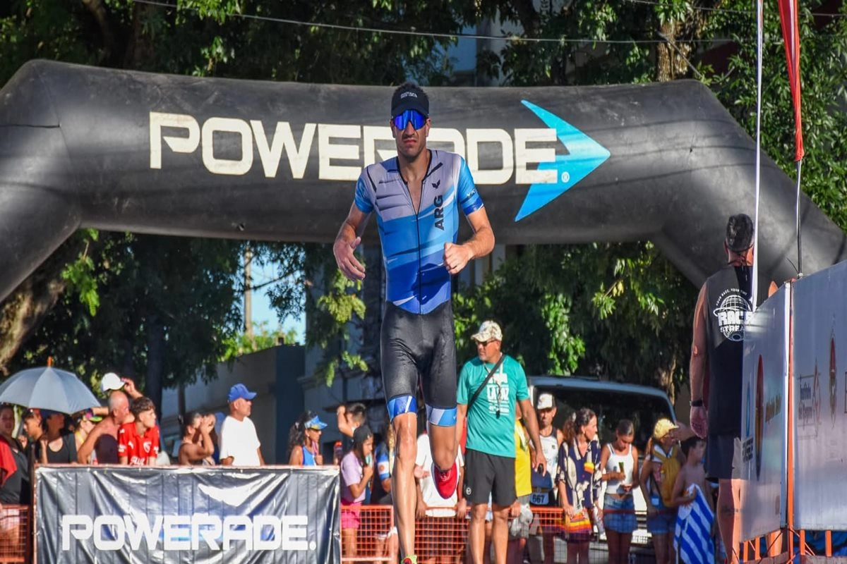 Gran actuaci&oacute;n de Lucas Ferrari en el Triatl&oacute;n de La Paz