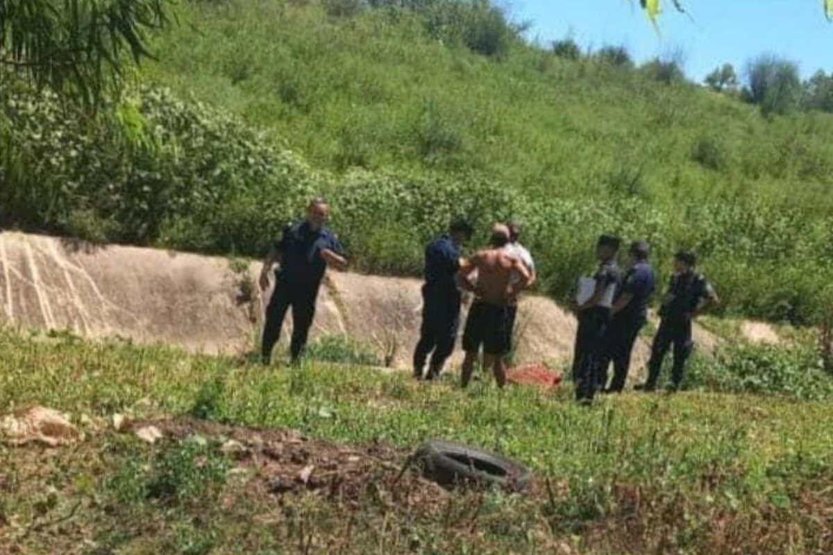 Personas que circulaban por el lugar dieron con el cuerpo.