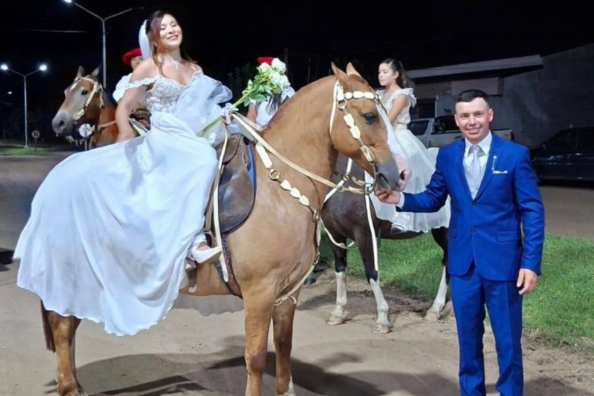 La novia lleg&oacute; a caballo a su casamiento.