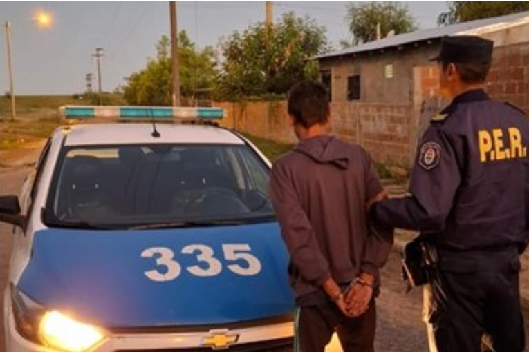 La policía lo detuvo luego de que lo atraparan mirando por la cerradura de una casa