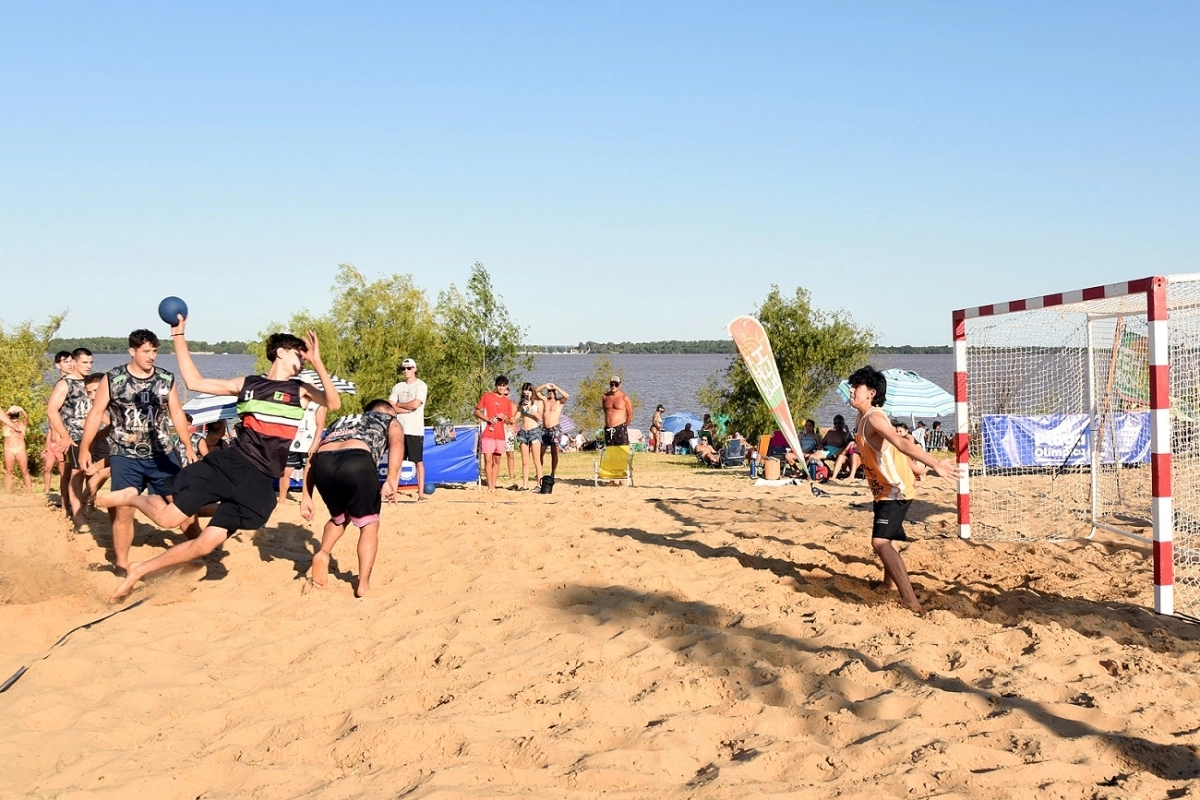 Distintas actividades se desarrollan en la Playa Ol&iacute;mpica de Concepci&oacute;n del Uruguay